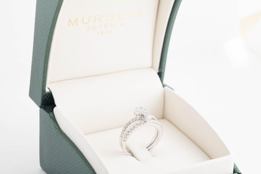 Anillo en oro blanco de 18Kt. con diamantes