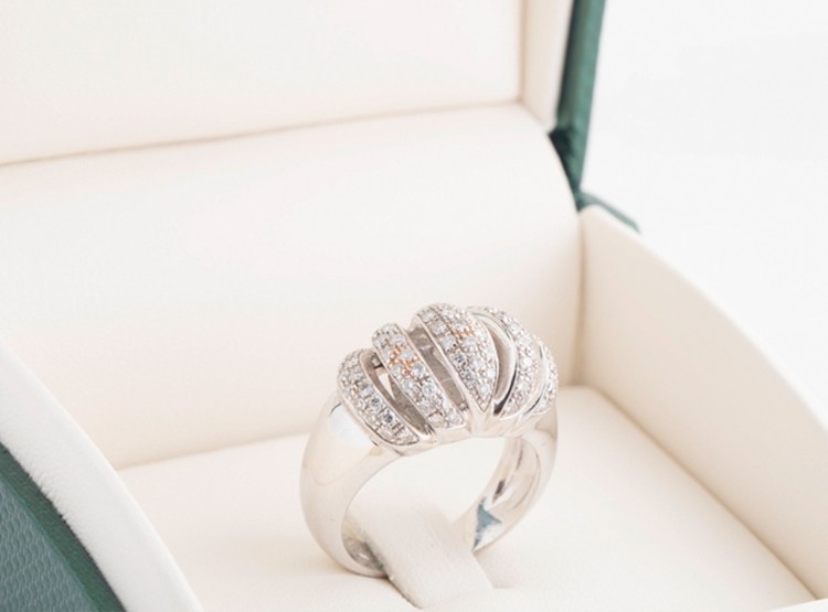 Anillo en oro blanco de 18Kt. con diamantes