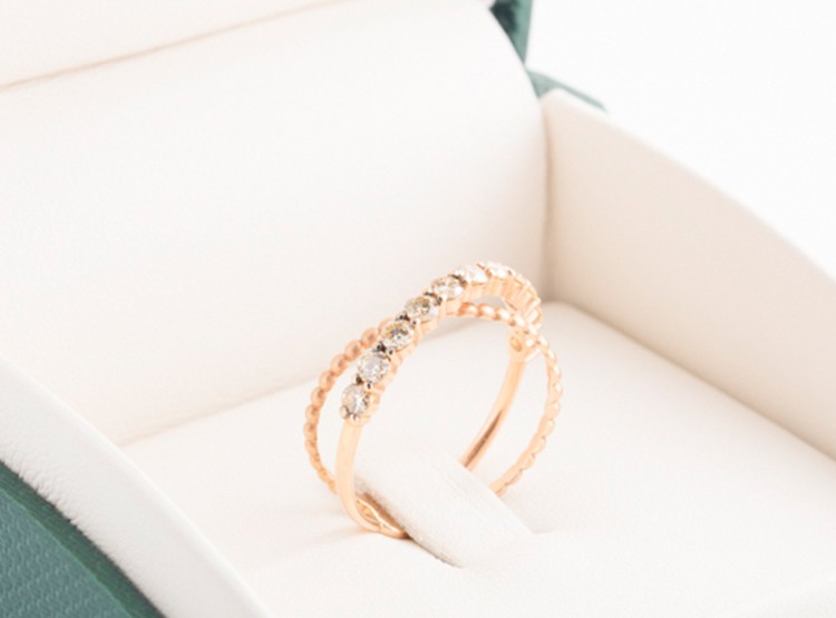 Anillo en oro Rosa de 18Kt. con brillantes