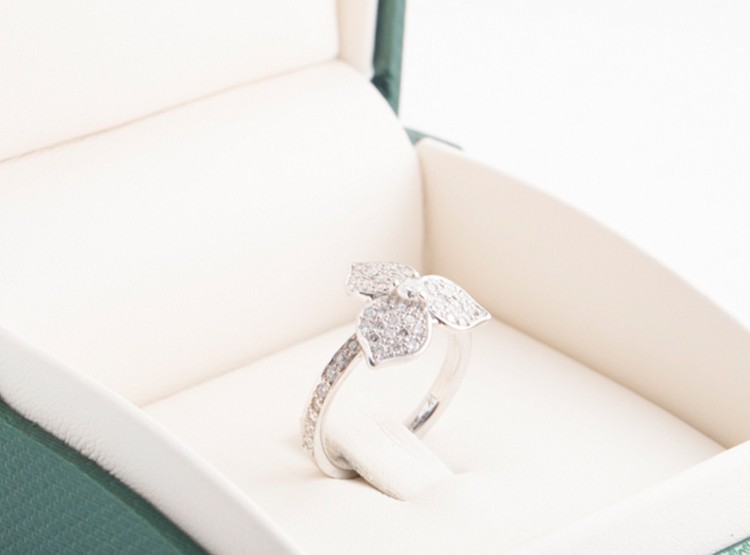 Anillo en oro blanco de 18Kt. con diamantes