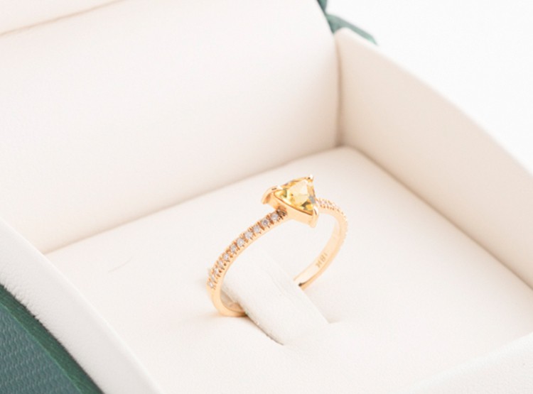 Anillo en oro amarillo de 18Kt. con Citrino
