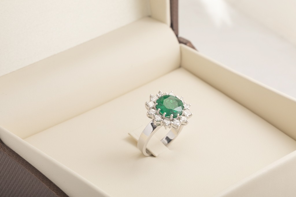Anillo oro blanco 18 Kts. con diamantes y esmeralda