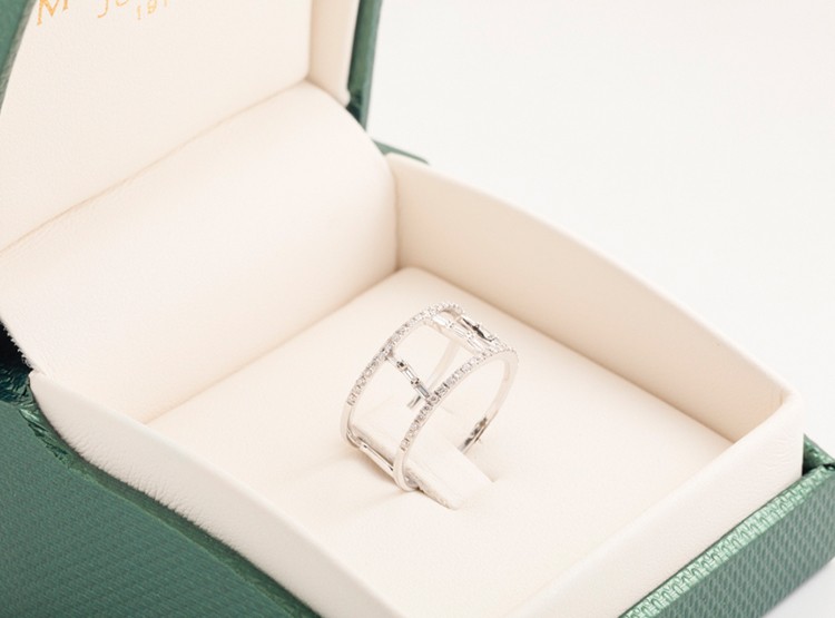 Anillo oro blanco 18 Kts con diamantes