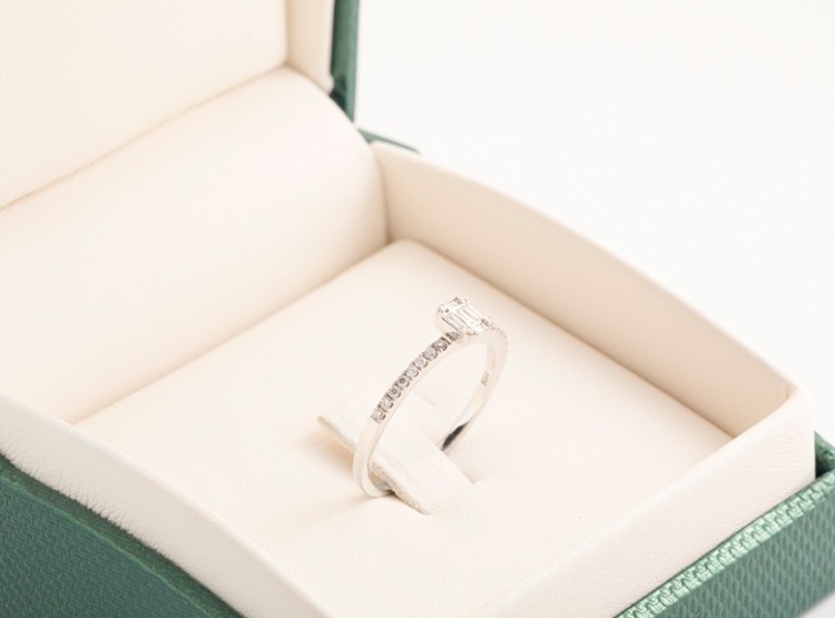 Anillo en oro blanco con diamantes