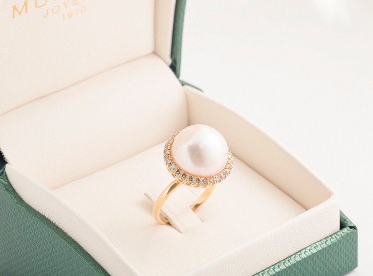 Anillo oro amarillo 18 Kts., perla y diamantes