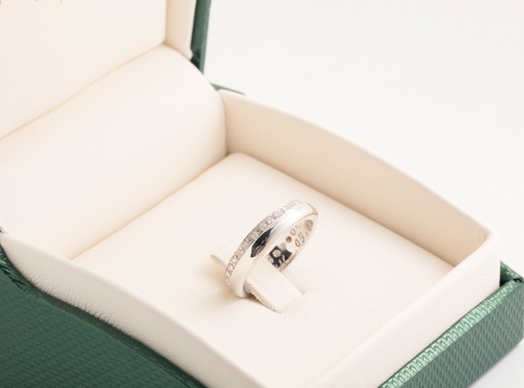 Anillo en oro blanco 18 Kts. con diamantes