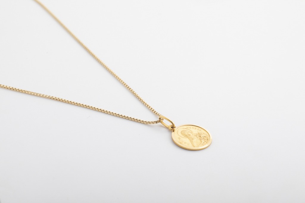 Medalla y cadena de oro amarillo 18 Kt.