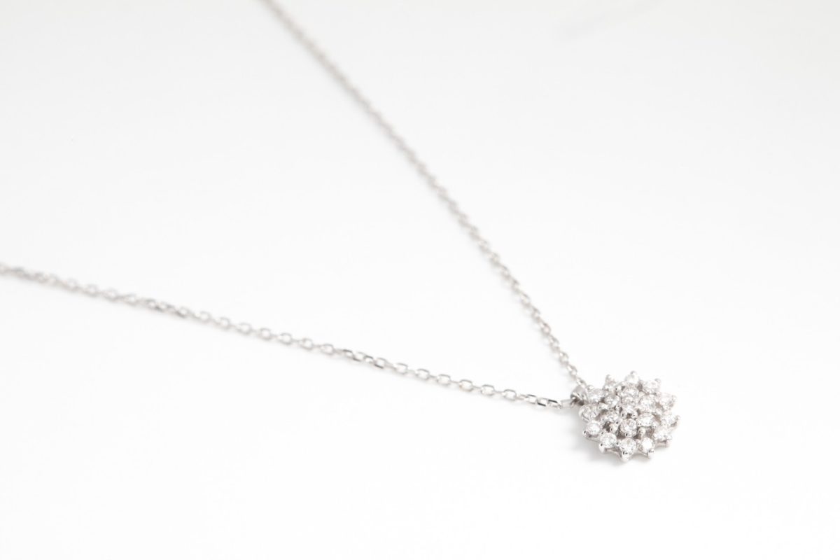 Collar roseta de brillantes en oro blanco