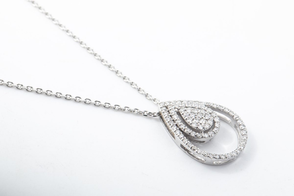 Collar con dije de gota con brillantes
