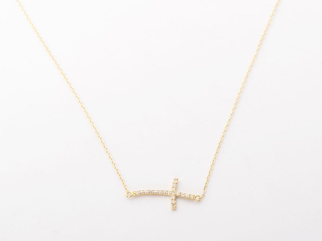 Cadena con una cruz con diamantes