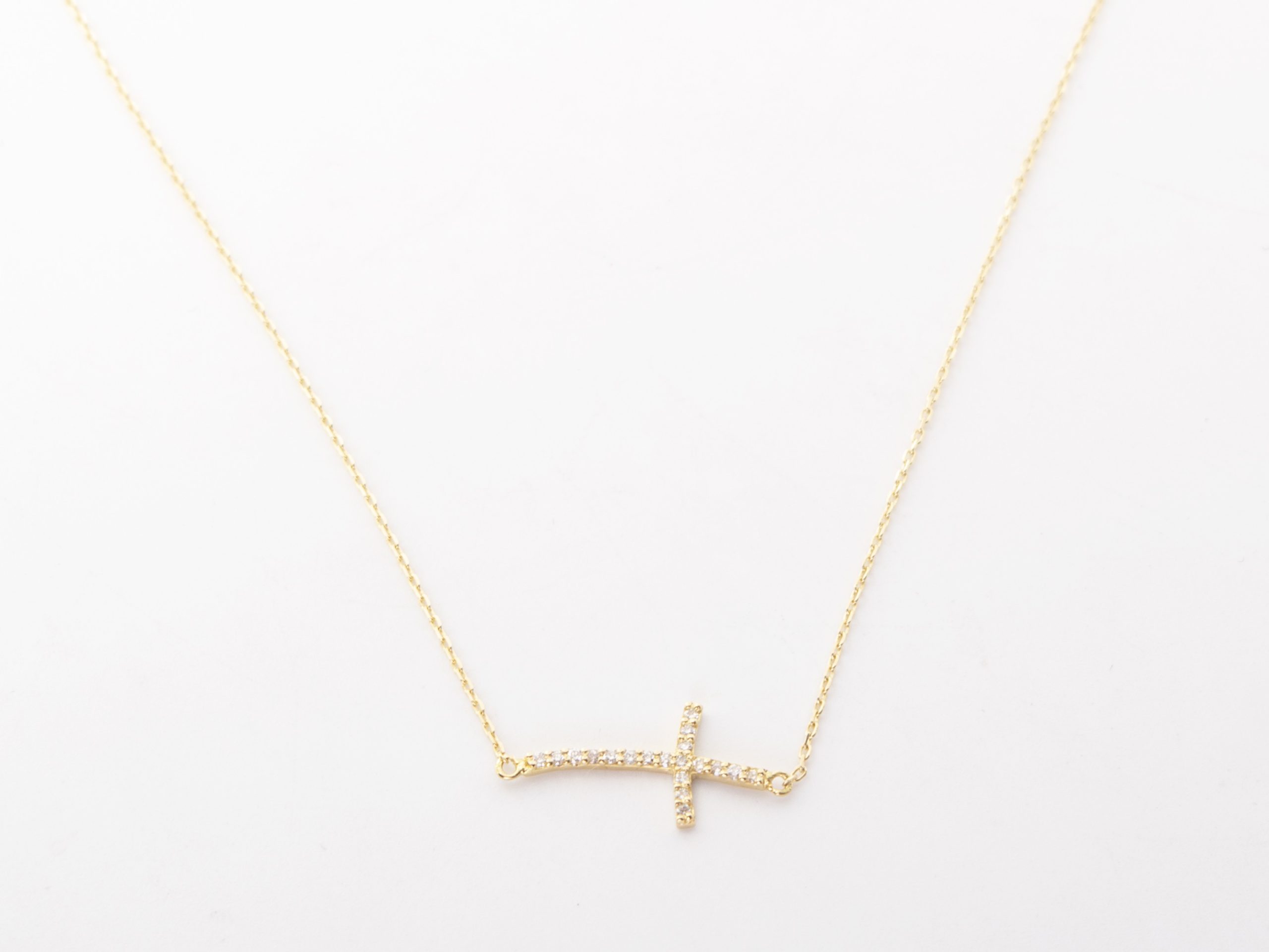 Cadena con una cruz con diamantes