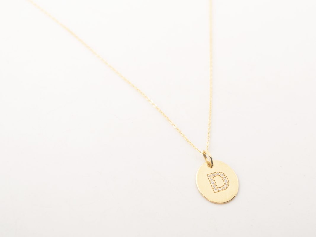 Collar con dije de letra D