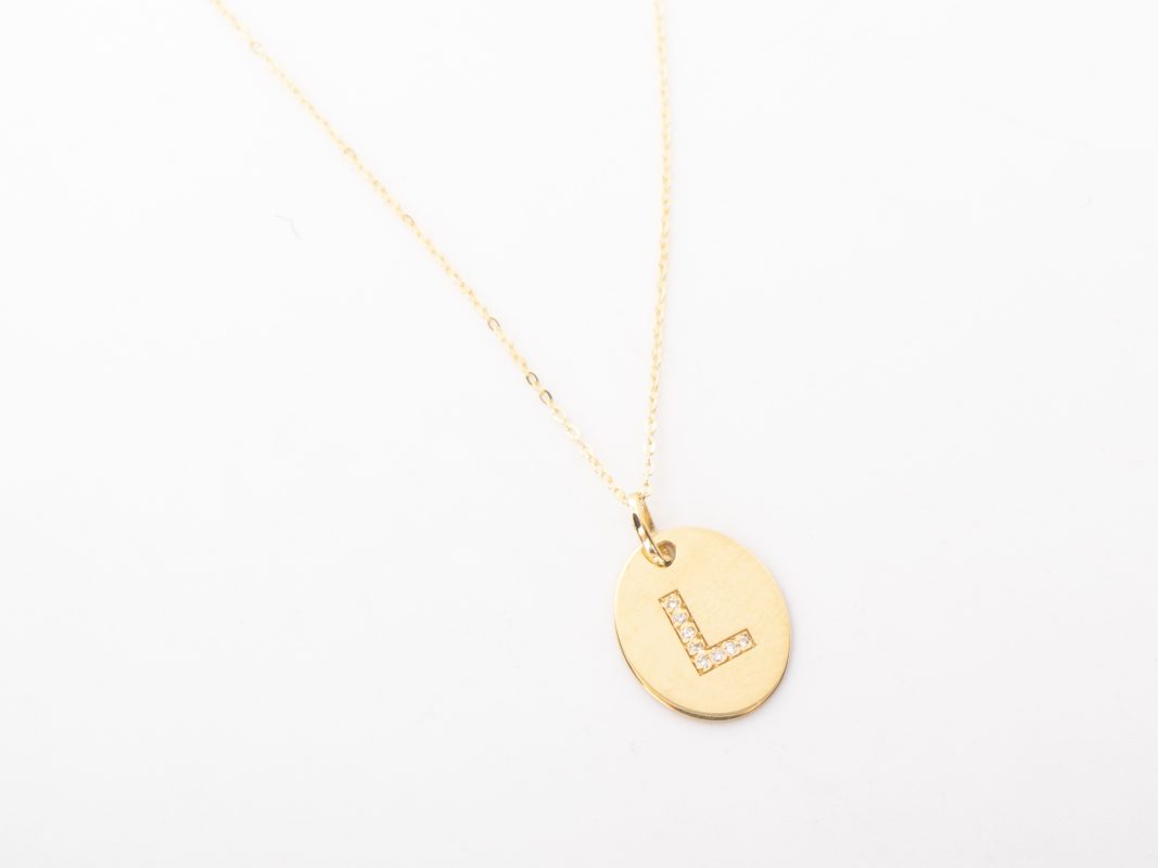 Collar con dije de letra L