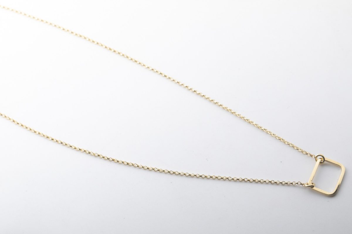 Collar con rectángulo en oro amarillo