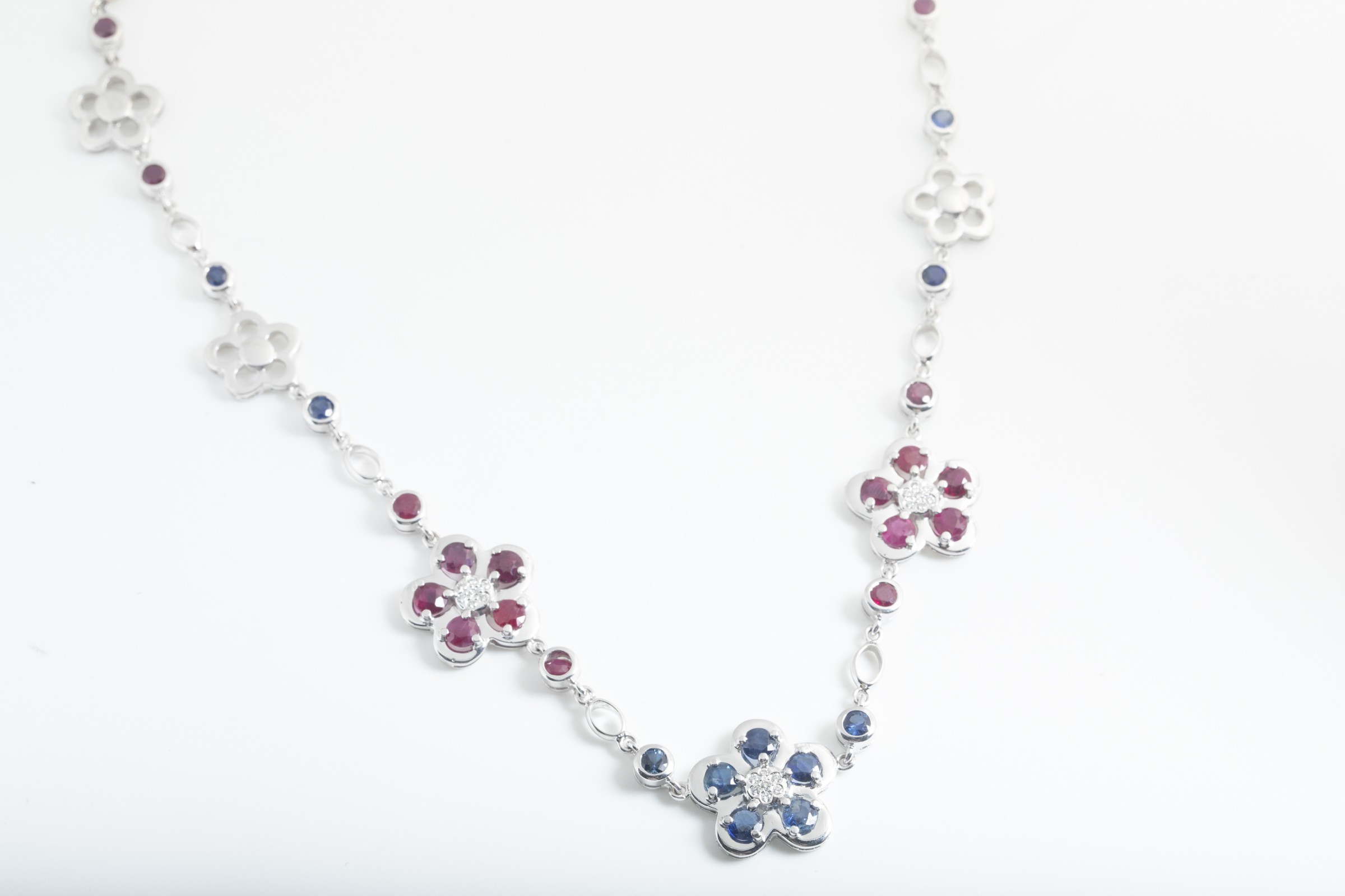 Collar de flores con zafiros, rubís y oro blanco