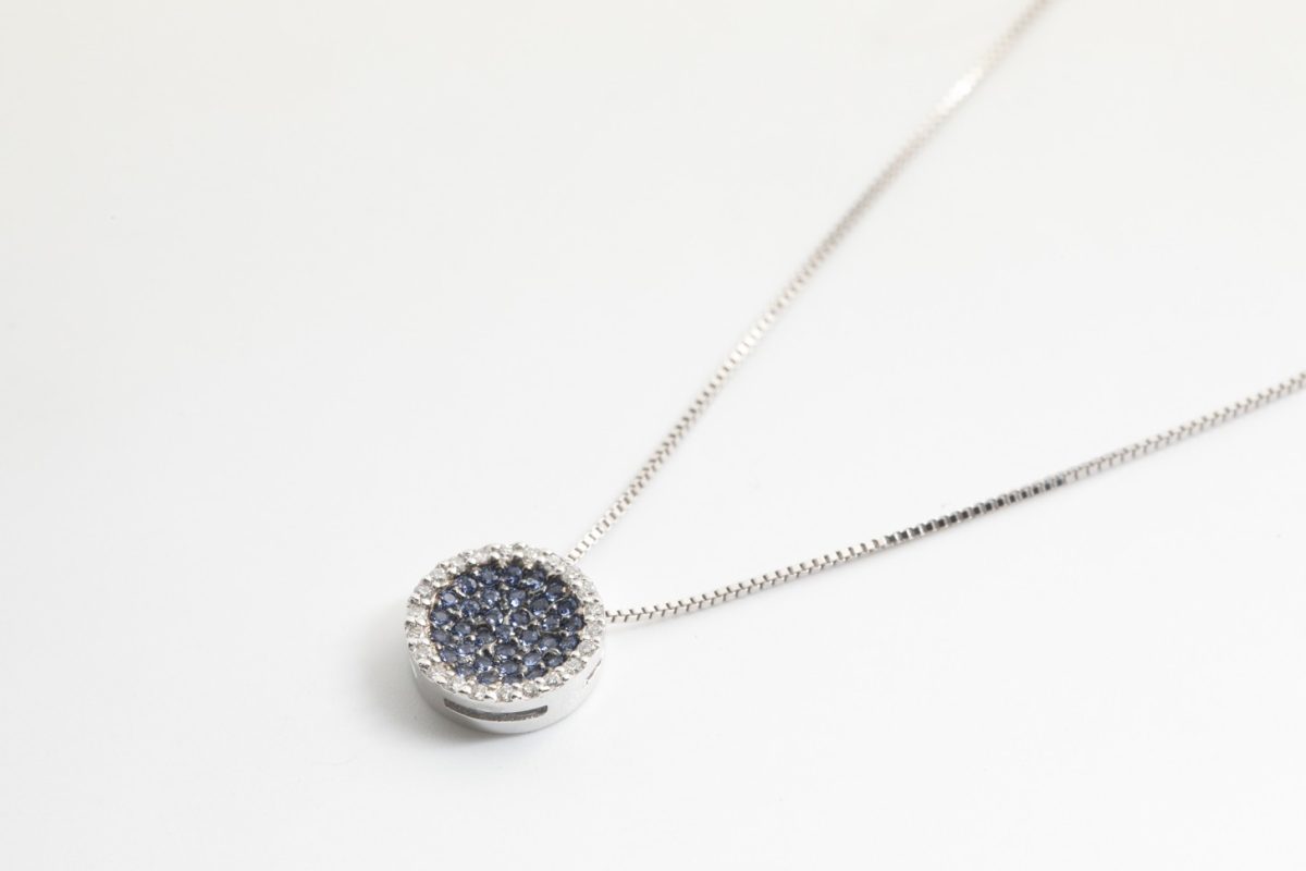 Collar con zafiros reconstituidos y diamantes