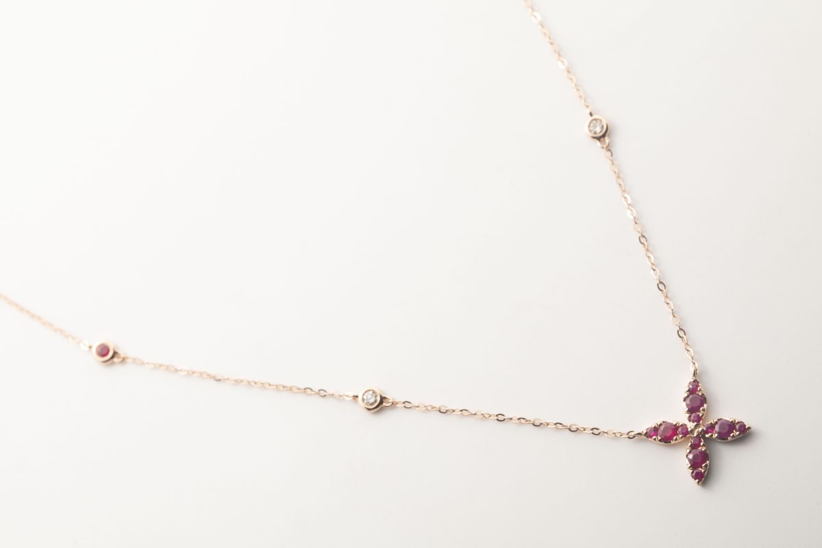 Collar con rubís y brillantes