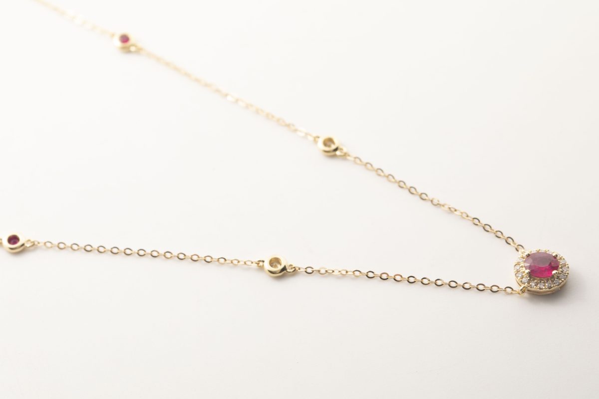 Collar con rubí en oro amarillo