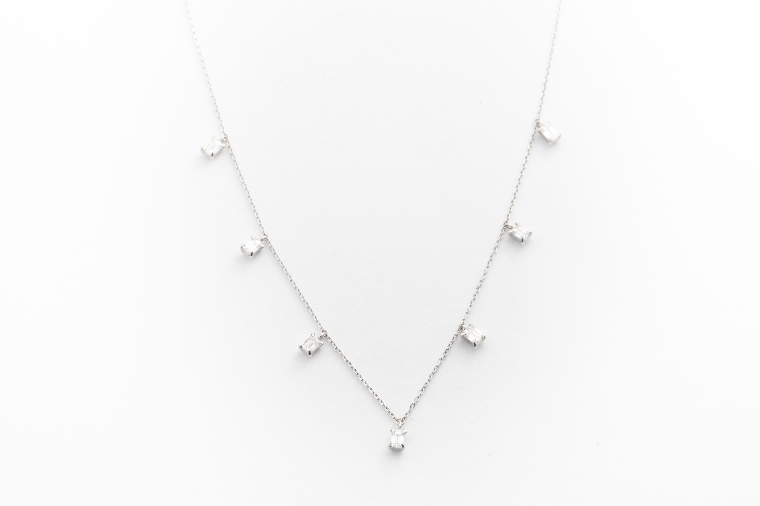 Collar de oro blanco con diamantes