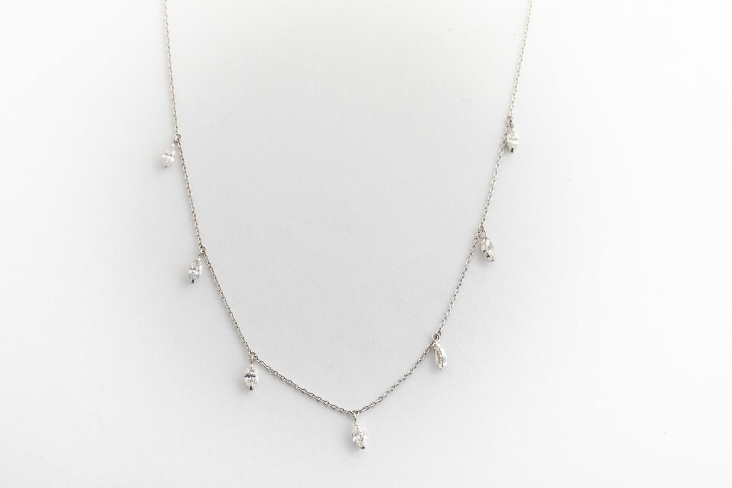 Collar de oro blanco con diamantes