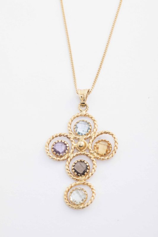 Cadena con dije de piedras de color en oro amarillo
