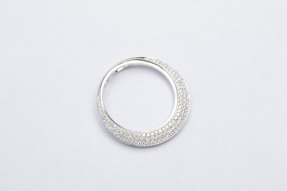 Dije circular con brillantes