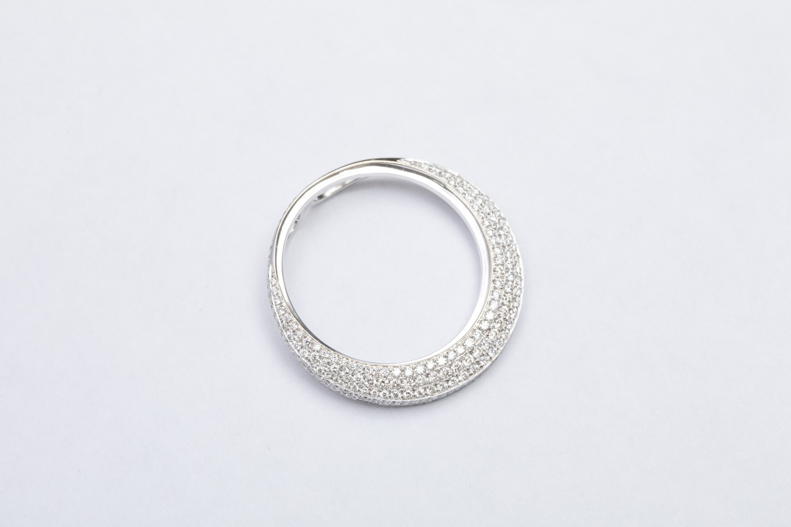 Dije circular con brillantes