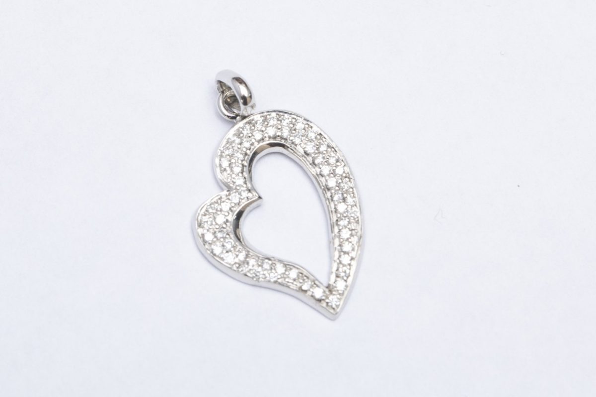 Dije de corazon con brillantes