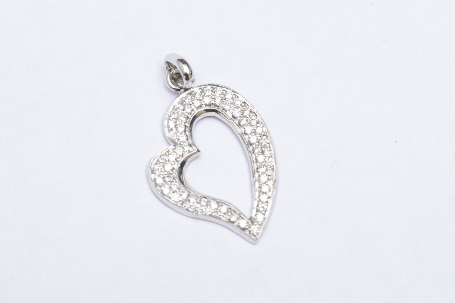 Dije de corazon con brillantes
