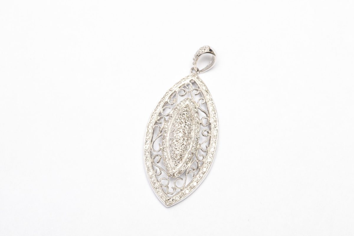 Dije oval con brillantes