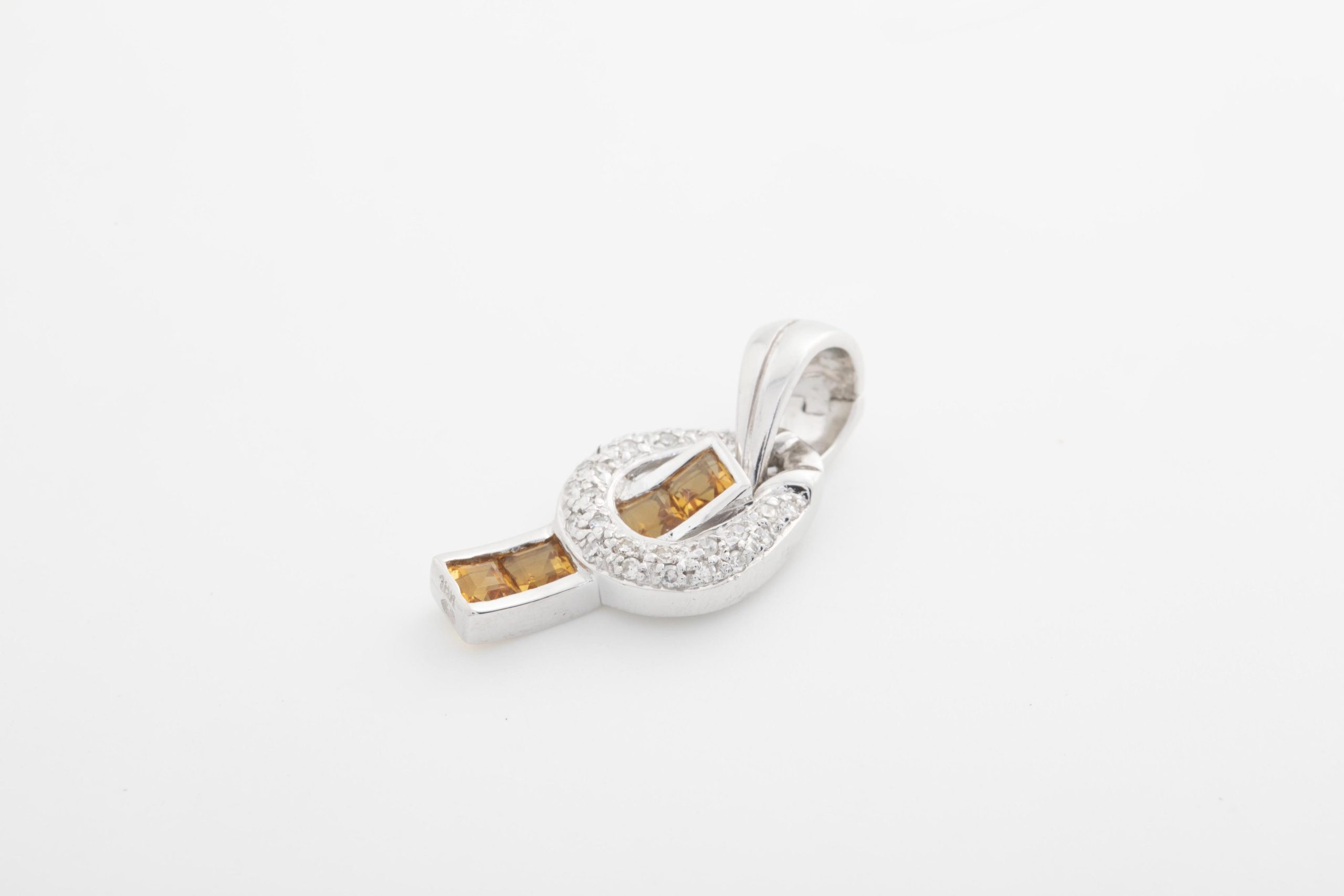 Dije con brillantes y citrinos en oro blanco