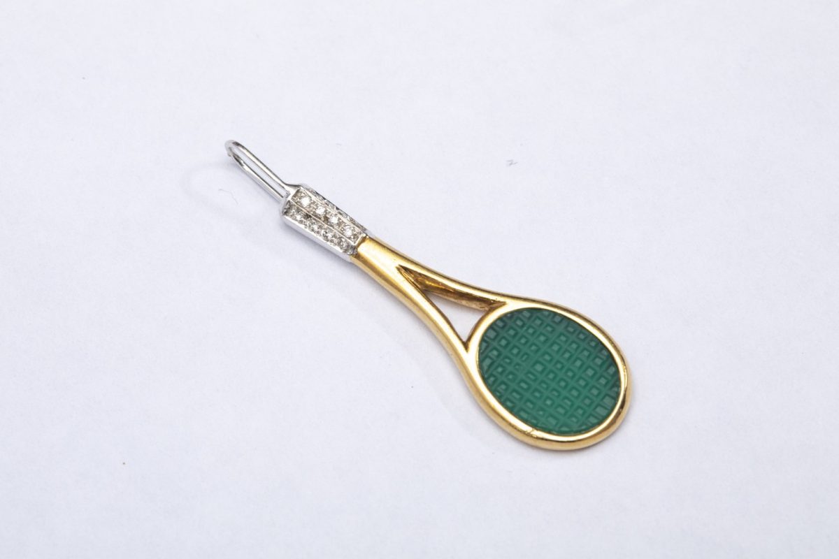 Dije de raqueta verde