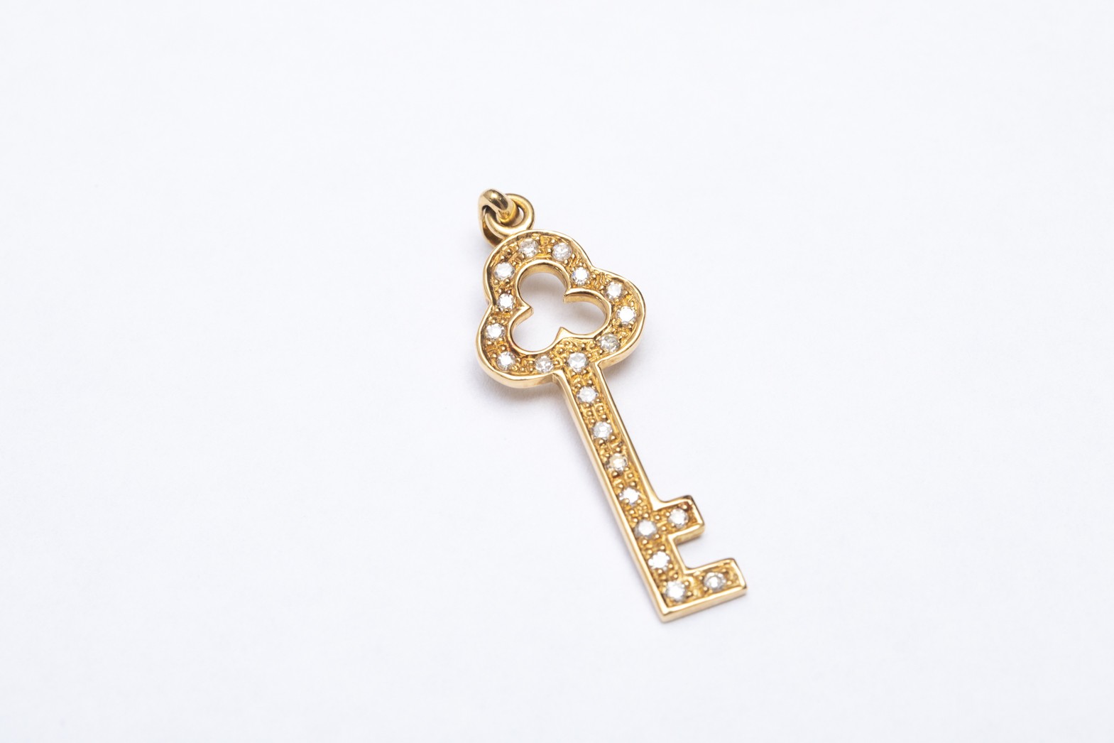 Dije de llave con brillantes