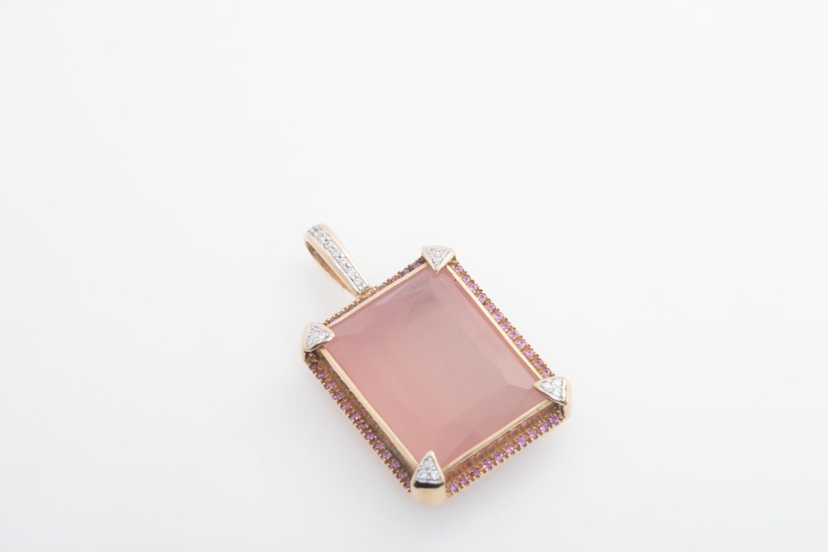 Dije con brillantes y cuarzo rosado en oro blanco