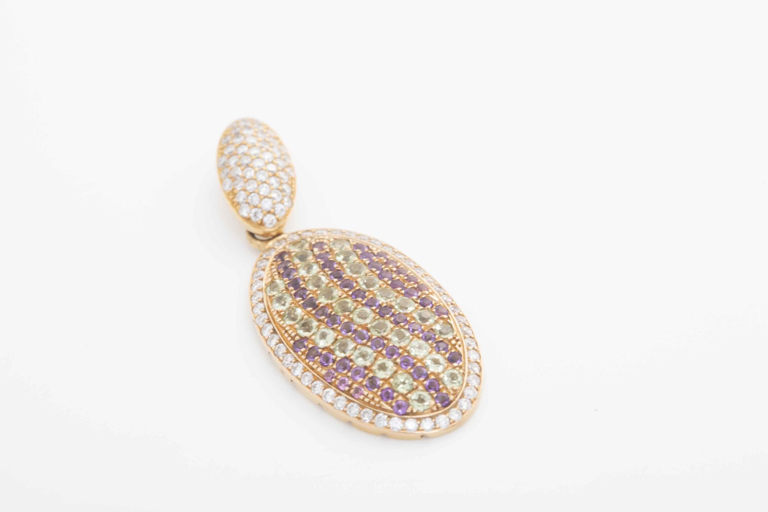 Dije con brillantes y piedras de color en oro amarillo