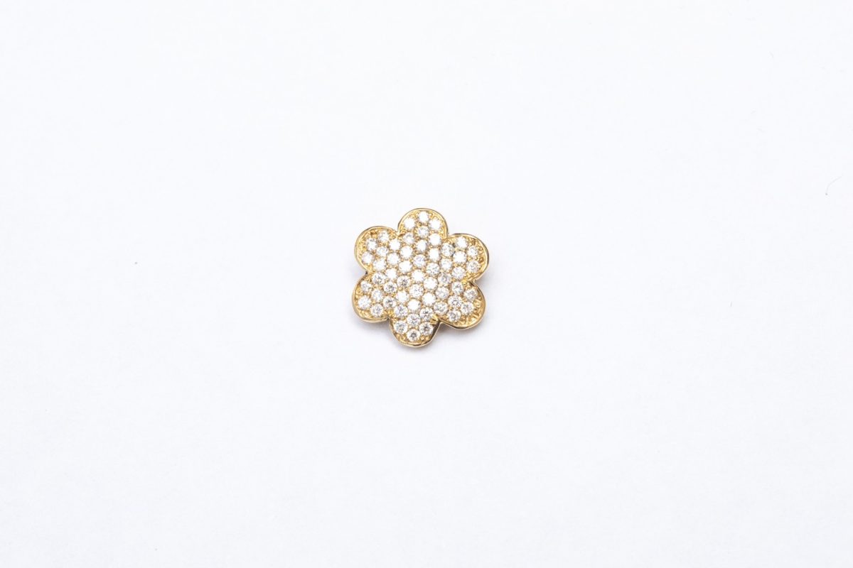 Dije de flor con brillantes