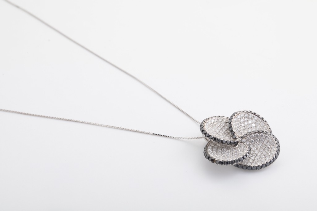 Dije tipo flor en oro blanco de 18Kt y diamantes
