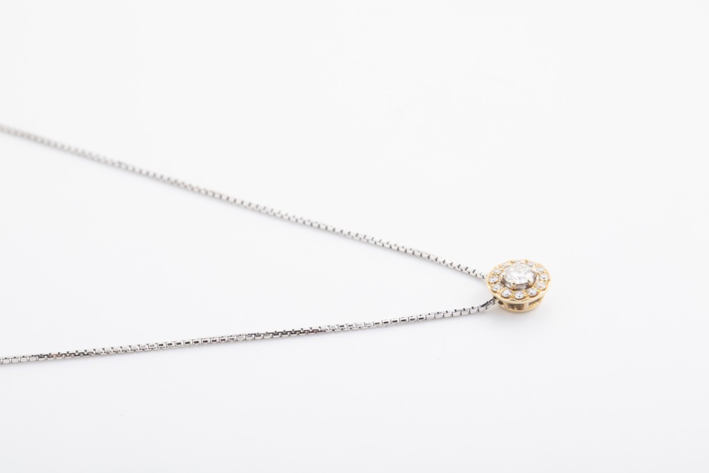 Dije en oro rosa de 18Kt. con diamantes