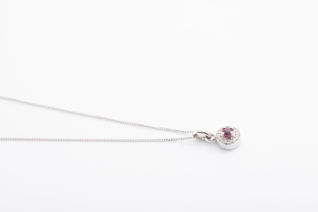 Dije en oro blanco de 18Kt con rubí