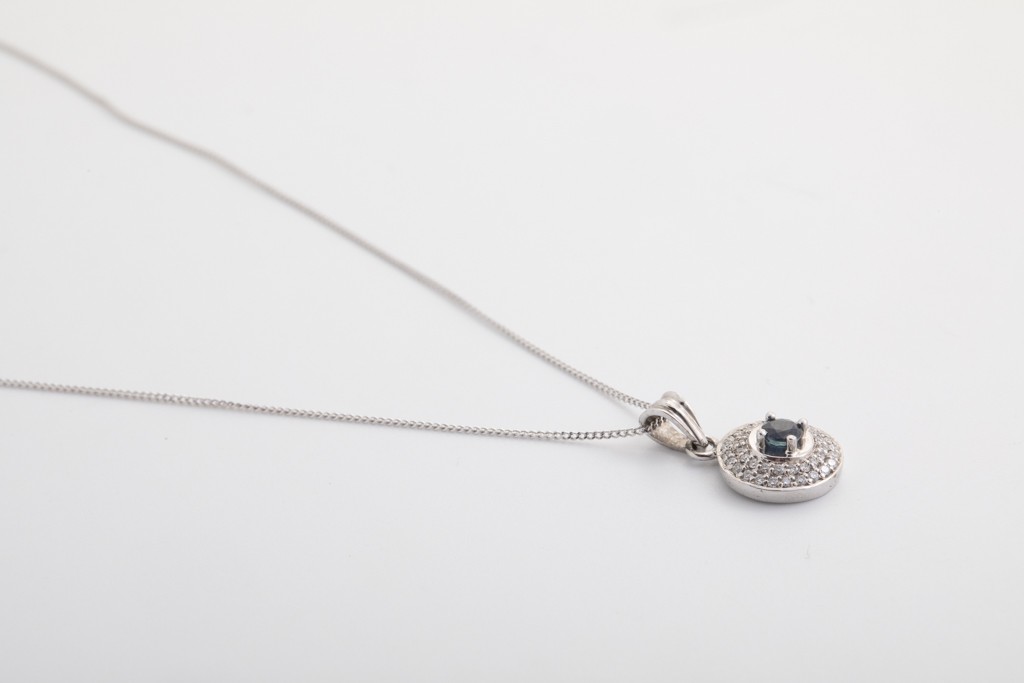 Dije en oro blanco con zafiro y diamantes