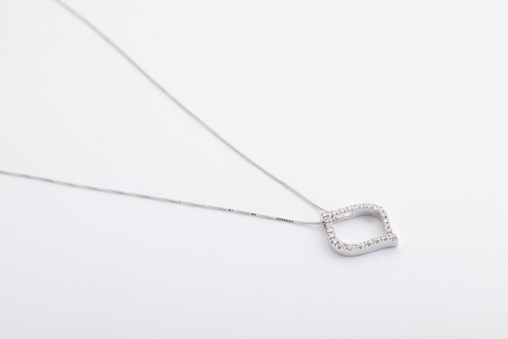 Dije en oro blanco de 18Kt  con diamantes