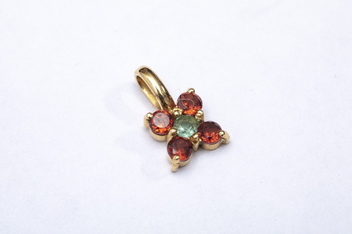 Dije con piedras de color