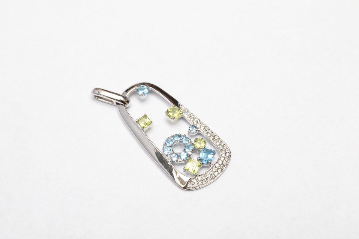 Dije con brillantes y piedras de color
