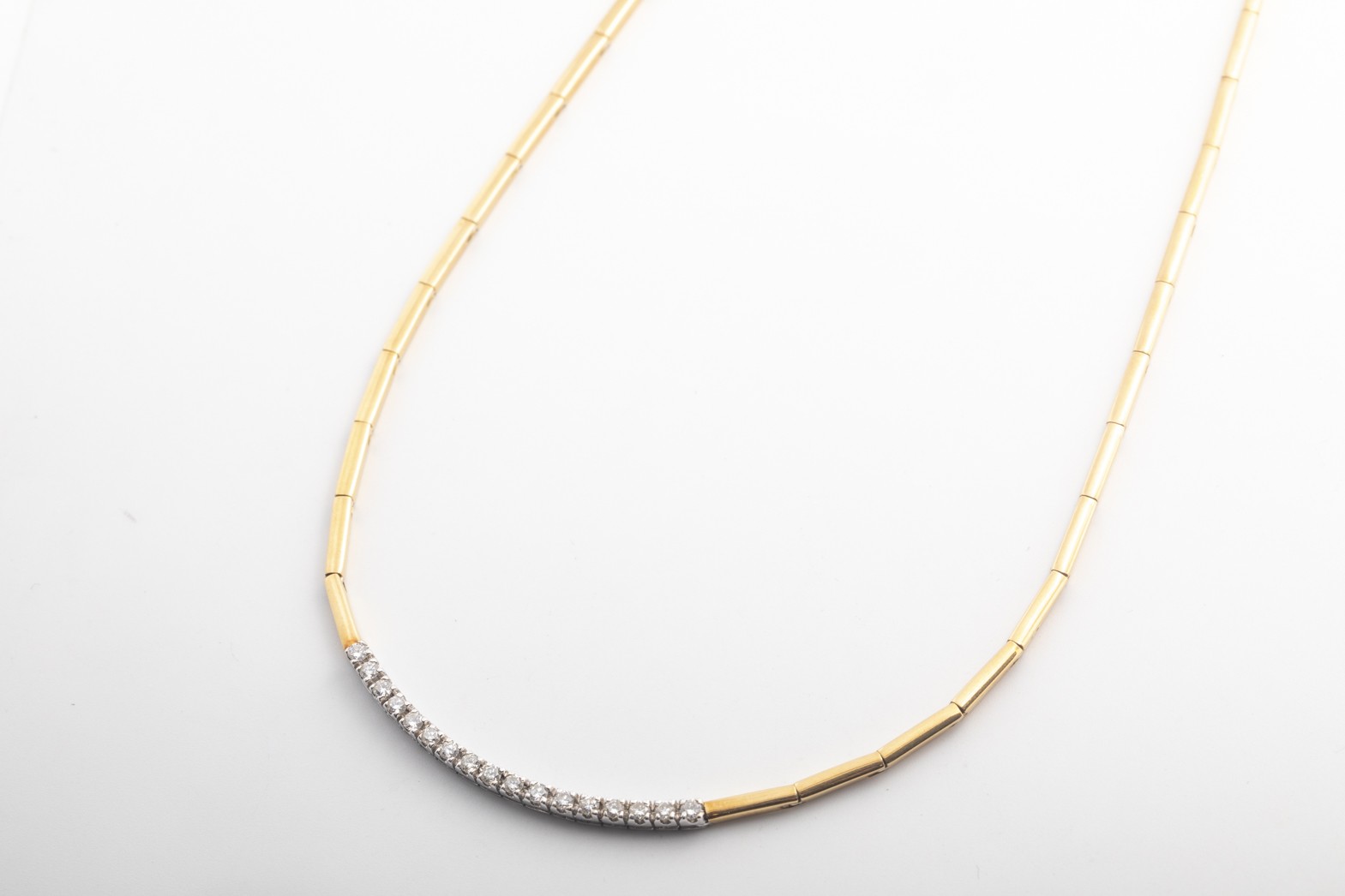 Collar con brillantes