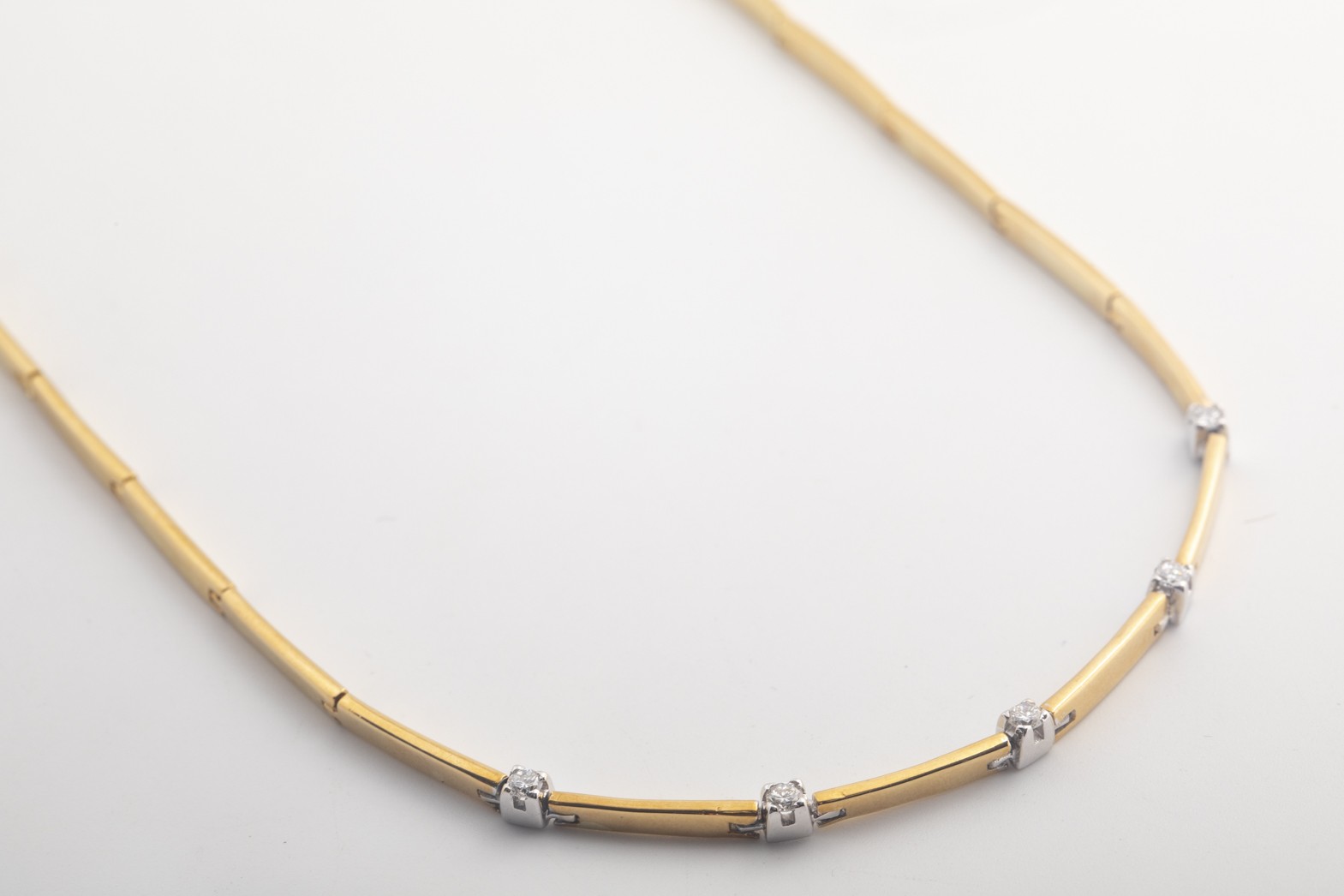 Collar con brillantes