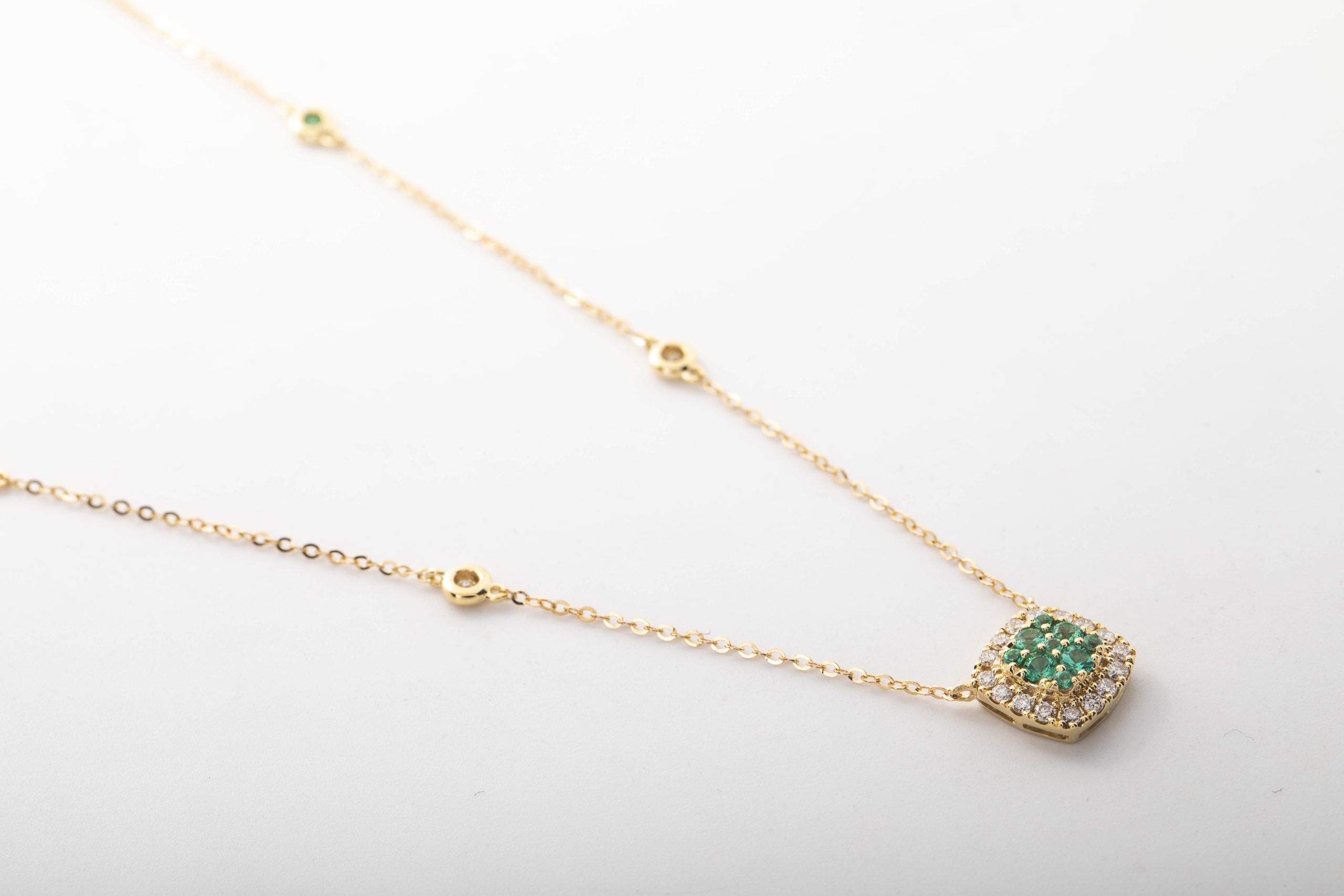 Collar con esmeraldas y diamantes