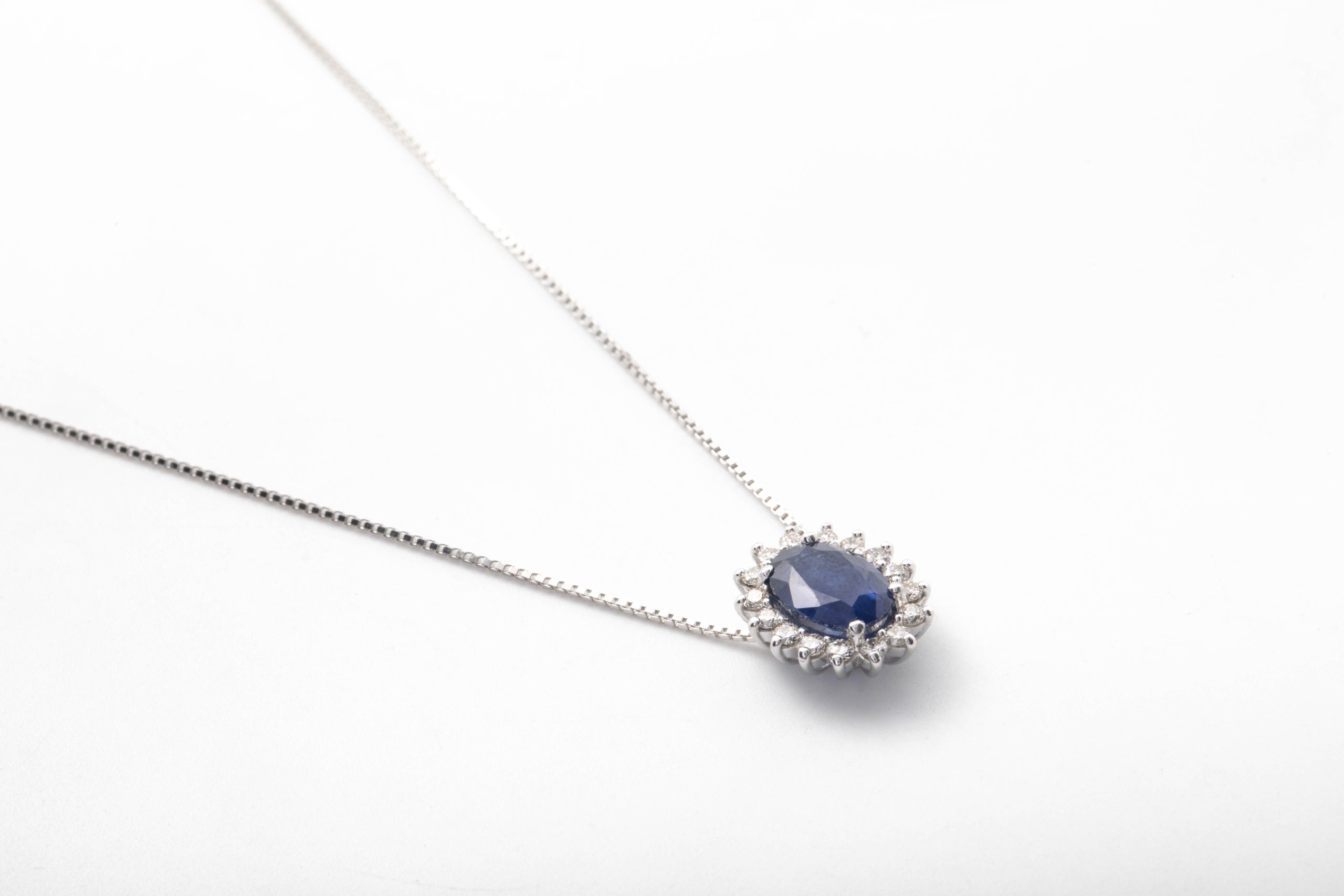 Collar con brillantes y Zafiro
