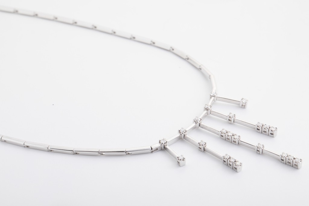 Collar en oro blanco de 18Kt. con diamantes