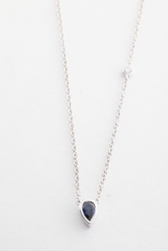 Collar en oro blanco con zafiro