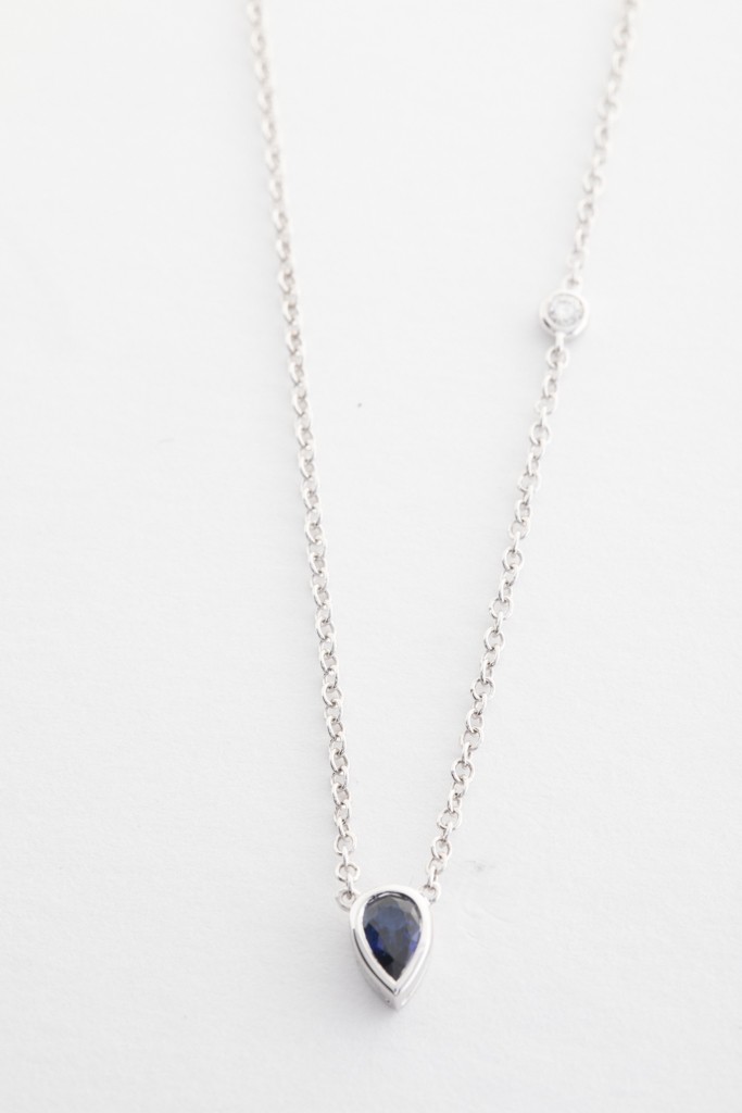 Collar en oro blanco con zafiro